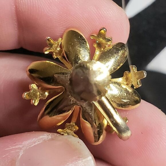 Vintage | Gold Starburst Flower Earrings - Picture 3 of 3